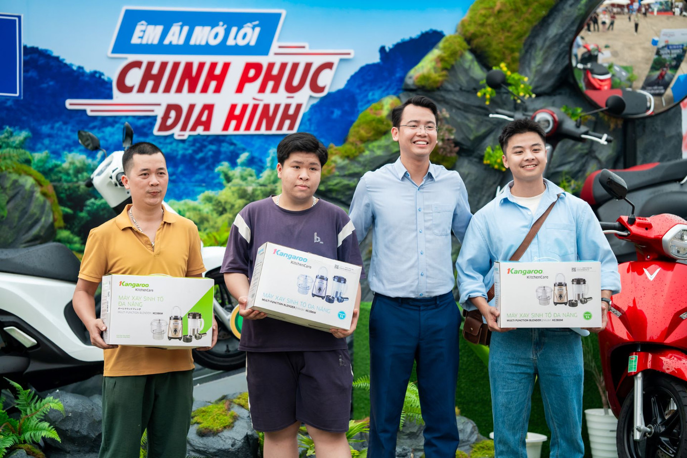 Người dân Sơn La tham gia các trò chơi thú vị và nhận các phần quà hấp dẫn.