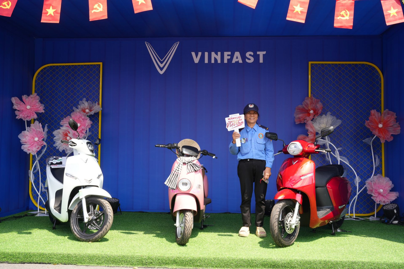 Các mẫu xe máy điện VinFast được khách hàng đánh giá là có mức giá và chính sách dễ tiếp cận. Các mẫu xe máy điện VinFast được khách hàng đánh giá là có mức giá và chính sách dễ tiếp cận.