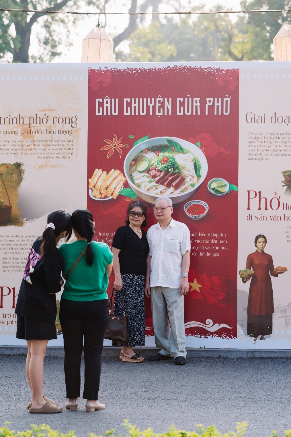 Thực khách lưu lại khoảnh khắc bên câu chuyện của Phở