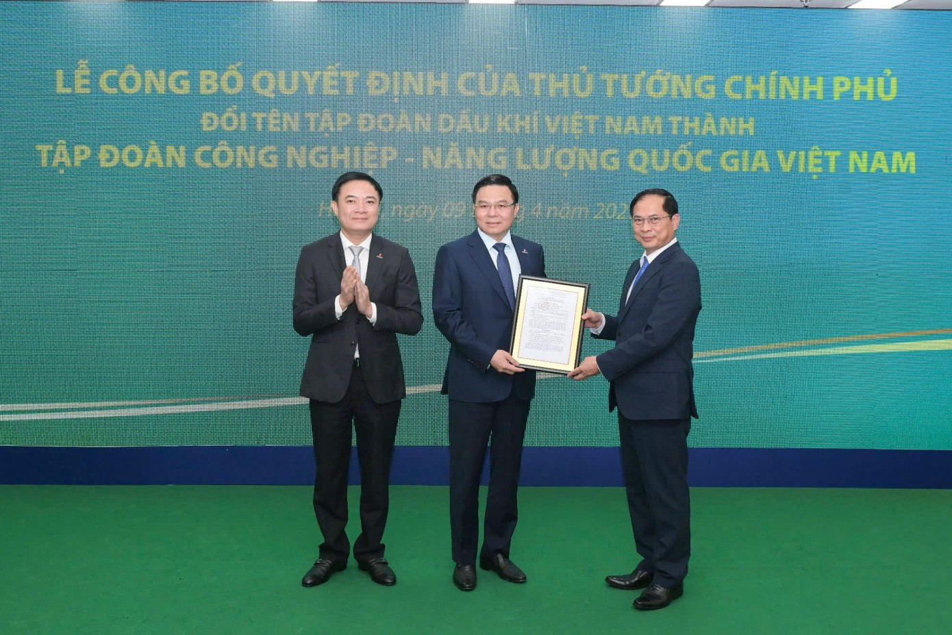 Thừa ủy quyền của Thủ tướng Chính phủ, Phó Thủ tướng Bùi Thanh Sơn trao quyết định đổi tên Tập đoàn Công nghiệp - Năng lượng Quốc gia Việt Nam