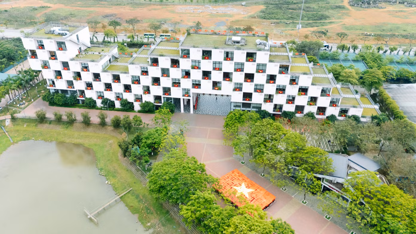 Từ đầu tháng 4, cơ sở Hà Nội rực rỡ sắc đỏ sao vàng với hàng trăm lá cờ Tổ quốc được treo dọc lối đi, các tòa nhà và khu học xá. Những hàng cờ đỏ tung bay rợp trời tạo nên không gian thiêng liêng, trang trọng.