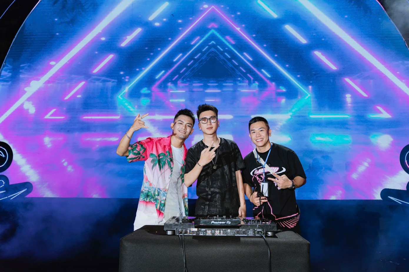 “Quẩy” tới bến, “chơi” hết mình trong các đêm nghệ thuật bất tận tại Lễ hội ẩm thực Đồi Rồng 2025