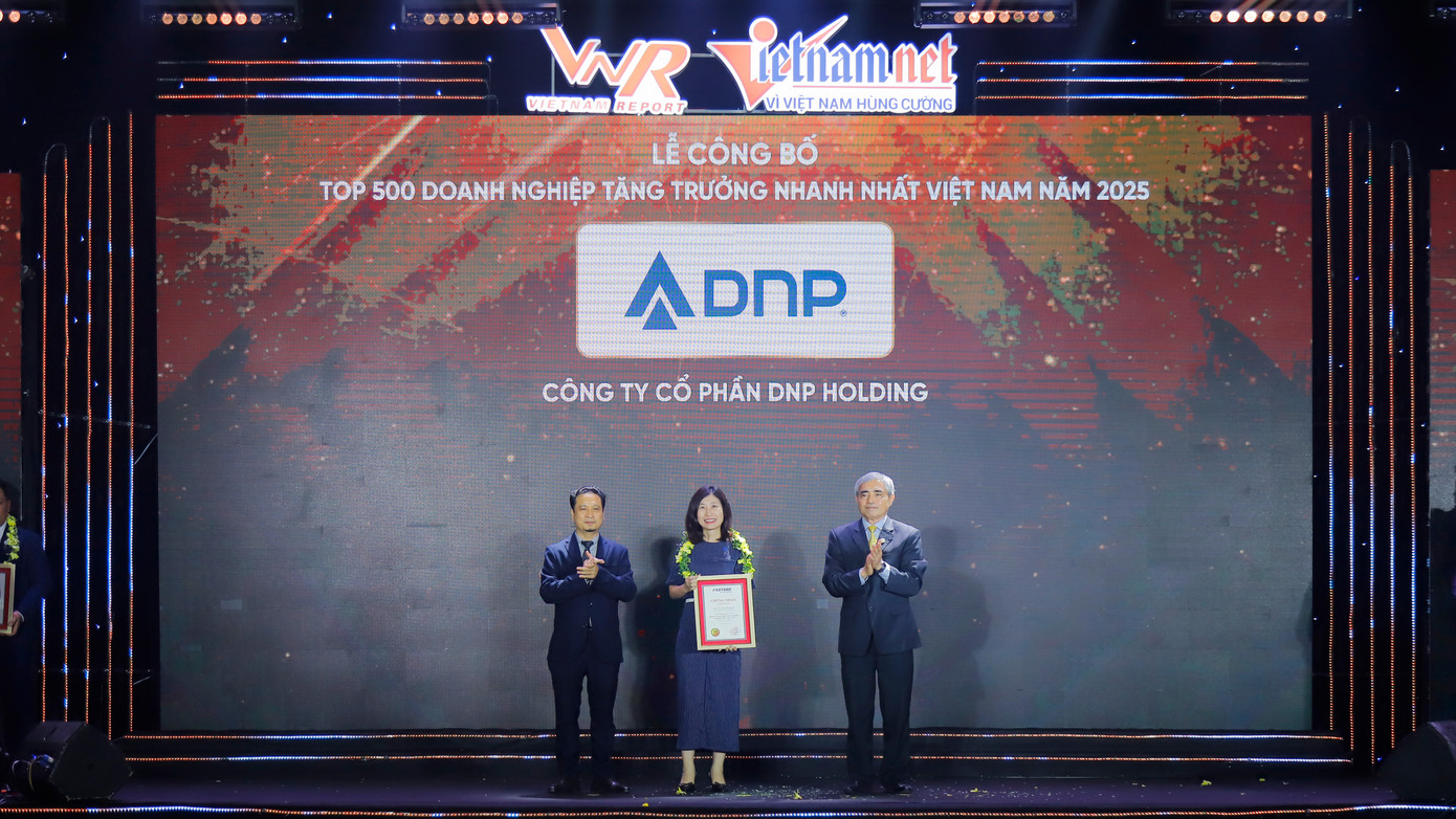 Đại diện DNP Holding nhận chứng nhận tại lễ công bố Top 500 doanh nghiệp tăng trưởng nhanh nhất Việt Nam 2025 diễn ra vào ngày 24/4 vừa qua.