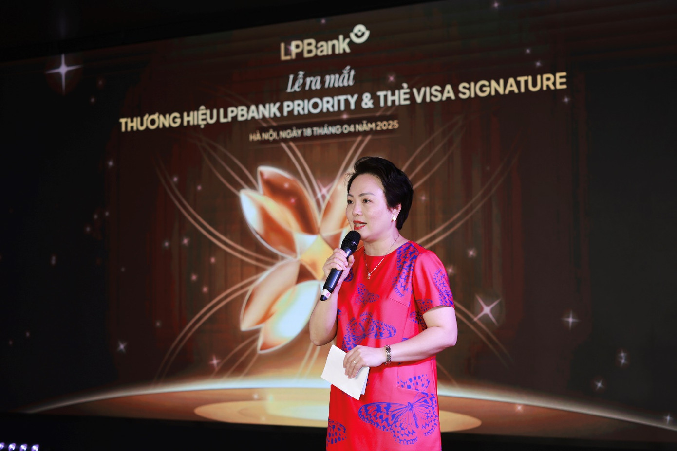 Bà Đặng Tuyết Dung - Giám đốc Visa Việt Nam và Lào chúc mừng LPBank ra mắt thành công thẻ tín dụng quốc tế cao cấp LPBank Visa Signature