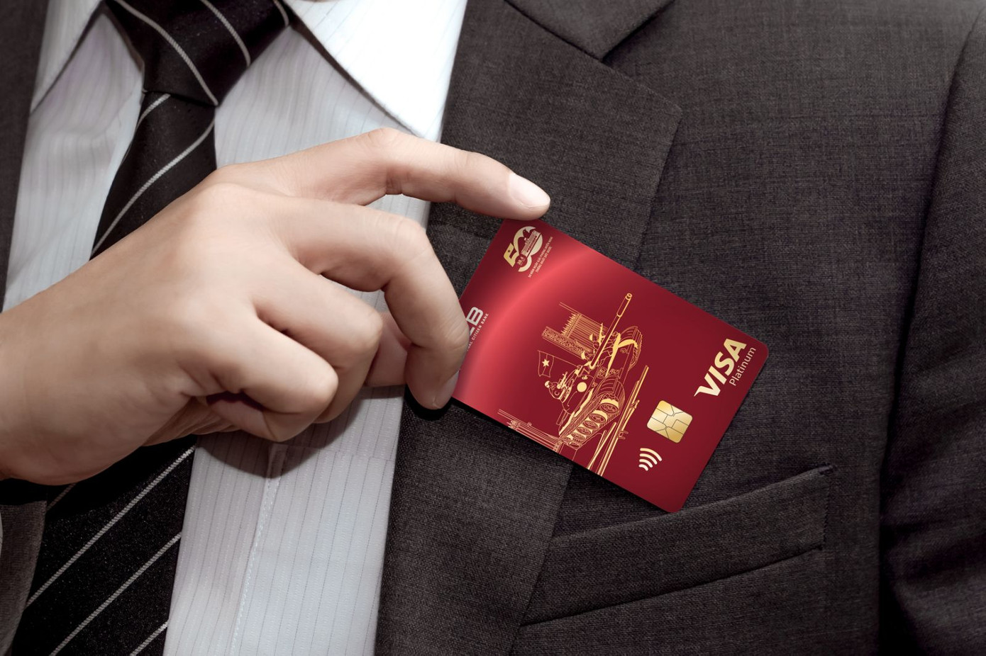 Thẻ tín dụng NCB Visa Thống Nhất - Tự hào một dải Việt Nam là sự kết hợp giữa giá trị tài chính hiện đại và tinh thần lịch sử dân tộc hào hùng