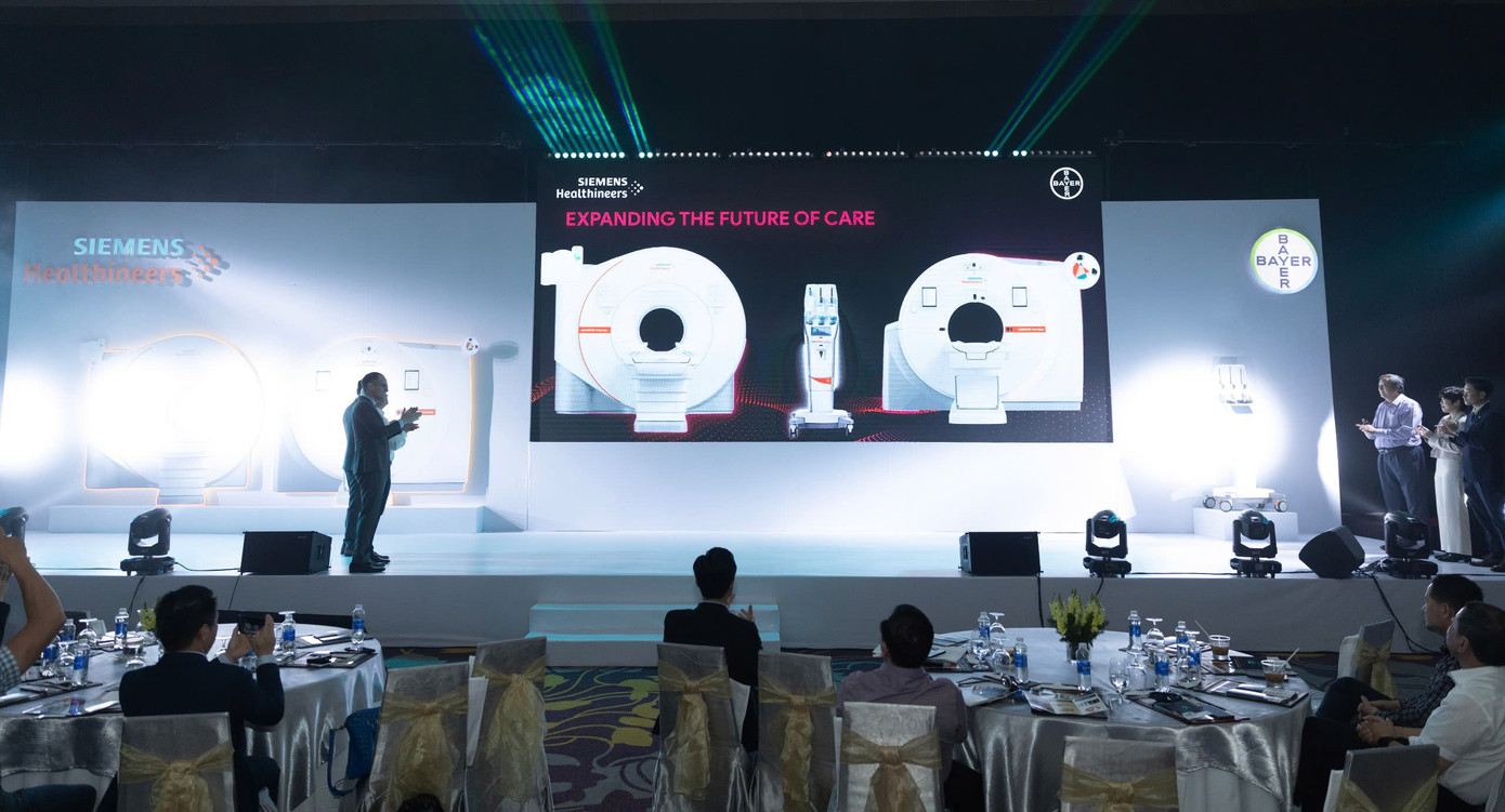 Diễn giả từ Siemens Healthineers chia sẻ các ứng dụng thực tiễn của AI trong chẩn đoán hình ảnh.