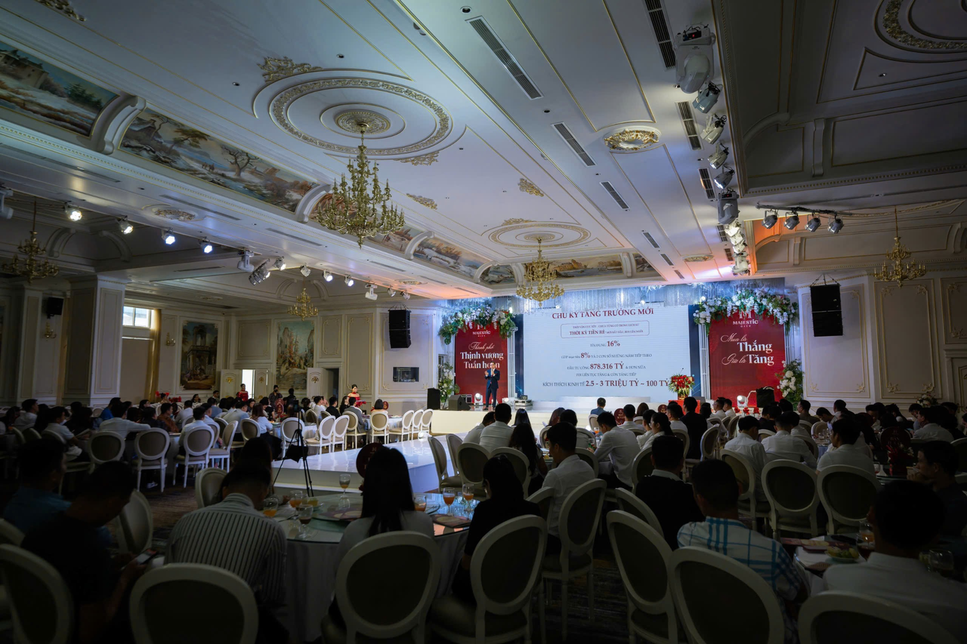 Hội trường Lam Sơn chật kín nhà đầu tư quan tâm đến dự án Majestic City. ( Nguồn: Công ty cổ phần Yên Sơn)