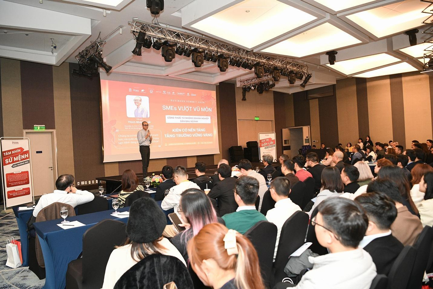 Diễn giả Thích Nhân Chuỗi tại sự kiện “SMEs Vượt Vũ Môn”.