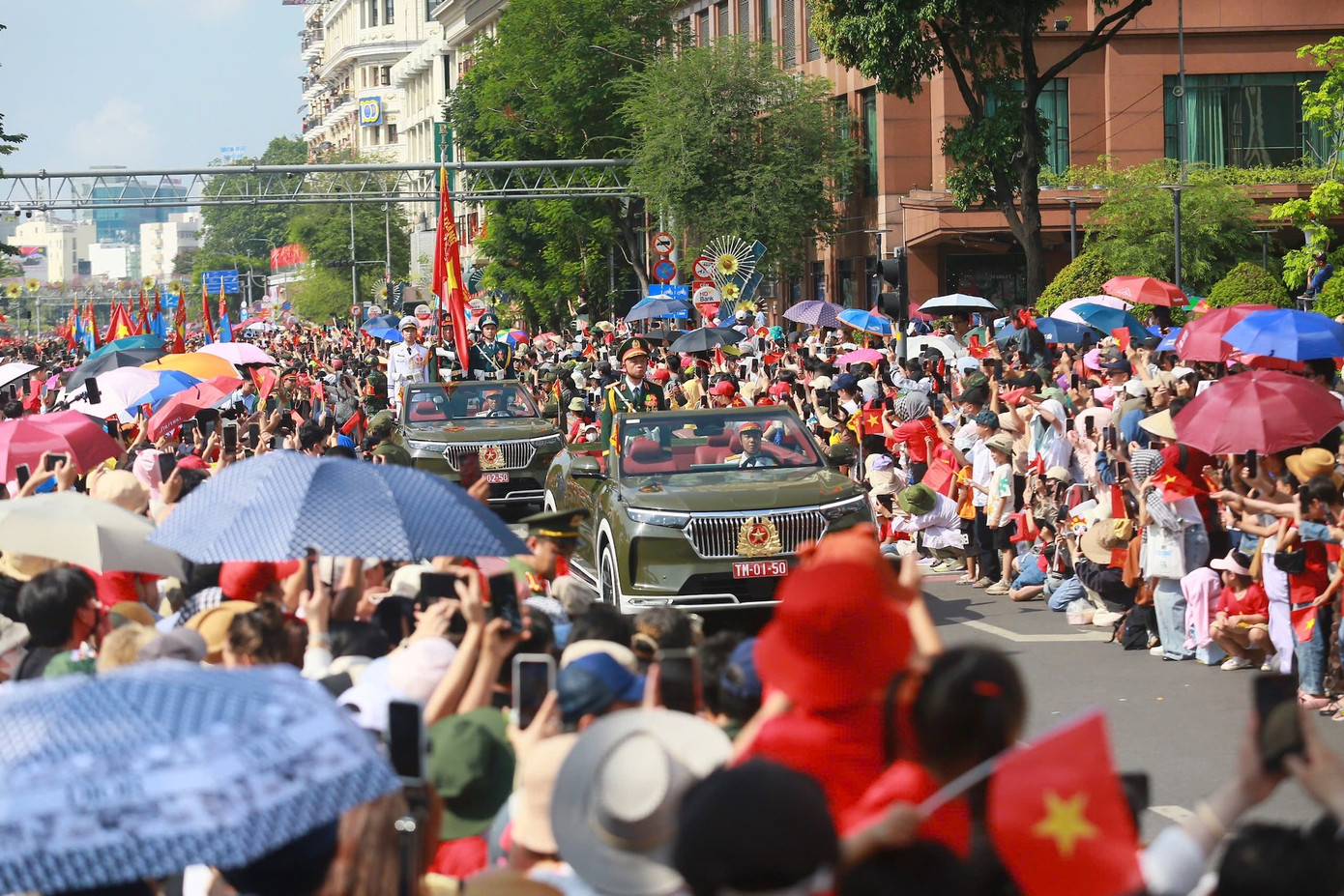 Hình ảnh đáng nhớ của đoàn xe VF 9 khi đi giữa rừng người và cờ hoa.