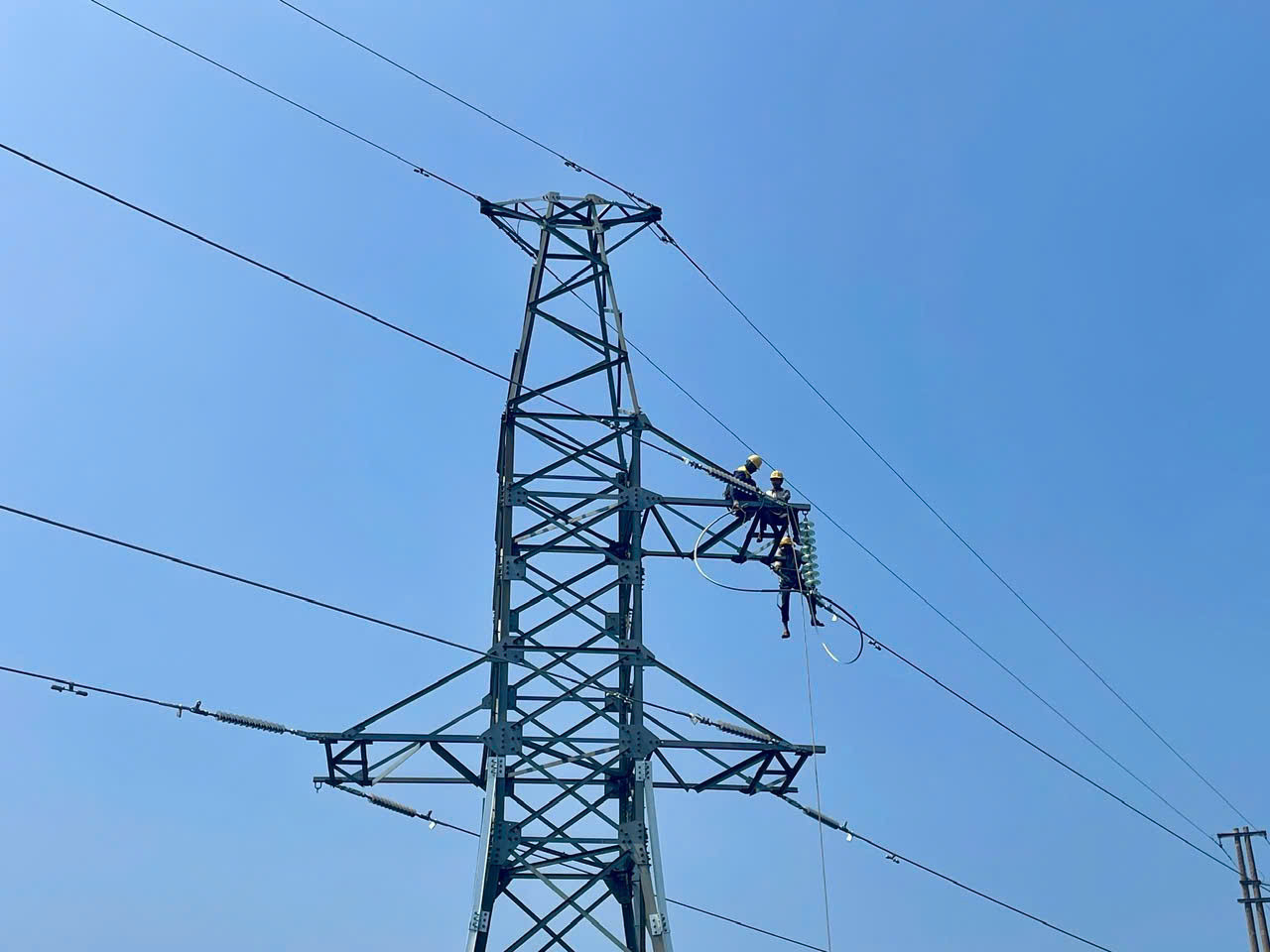 Công nhân làm việc dưới thời tiết nắng nóng, thi công Cải tạo nâng khả năng tải đường dây 110kV TBA 220kV Bảo Lộc - Di Linh.