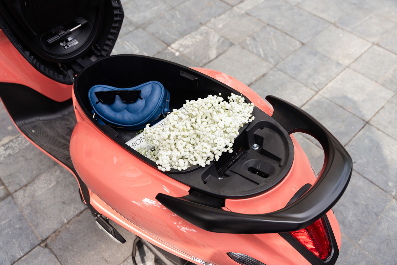 Cốp rộng 27 lít được trang bị đèn LED tiện lợi