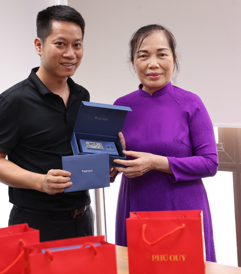 Tập đoàn Vàng bạc đá quý Phú Quý tặng những người lính lái xe tăng 846 bạc thỏi '50 năm Thống nhất đất nước' ảnh 1