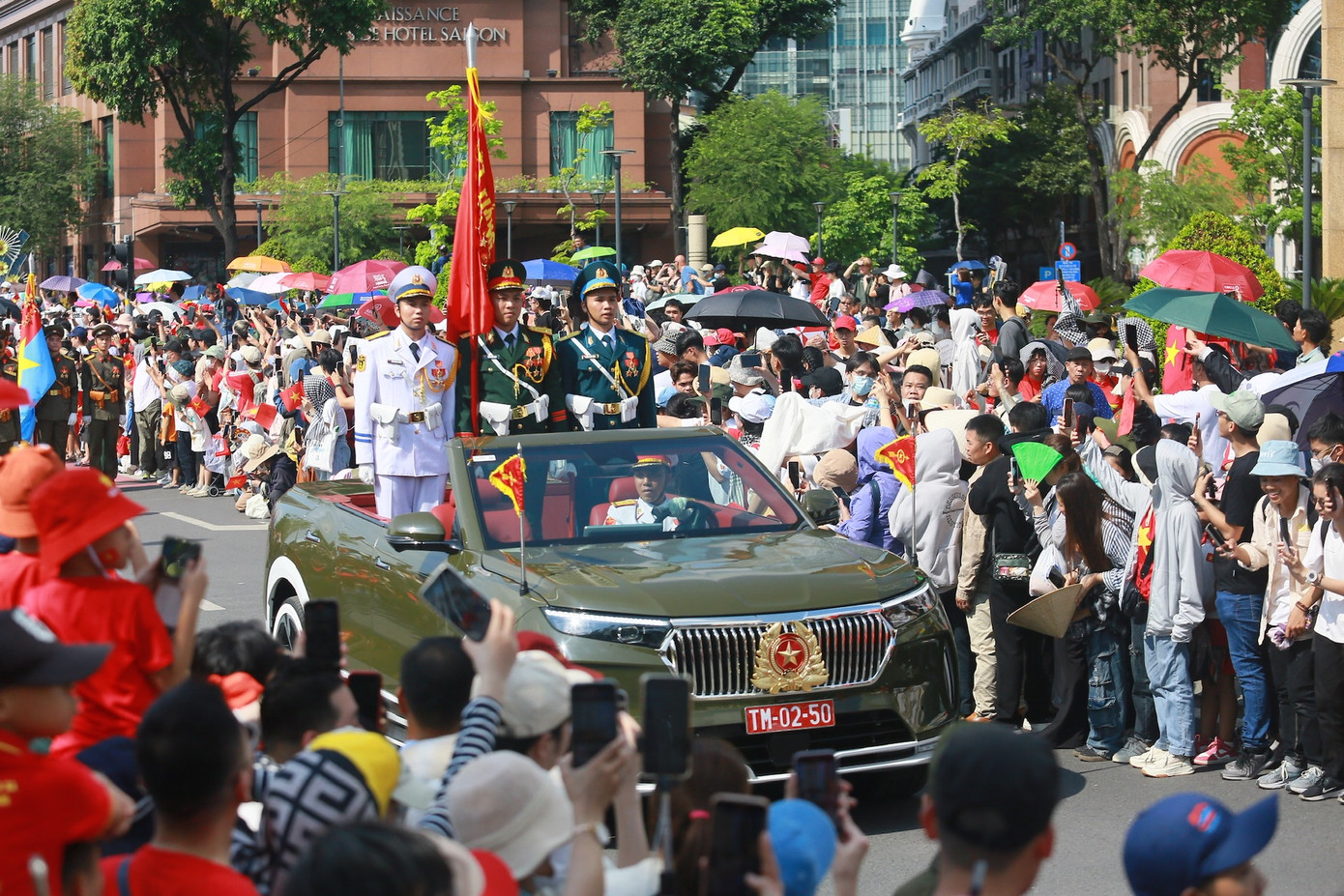 Những chiếc xe điện thương hiệu Việt nhận được sự quan tâm của hàng vạn người dân, du khách có mặt tại sự kiện tổng duyệt.