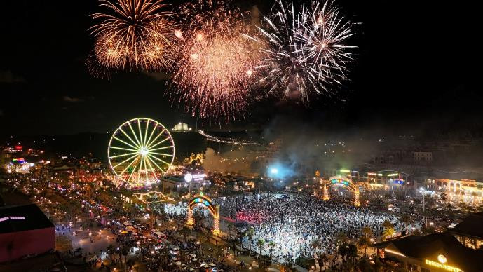 Màn pháo hoa rực rỡ Chào hè – Mừng đại Lễ, hứa hẹn thu hút hàng chục nghìn người đến quảng trường Bikini Beach để chiêm ngưỡng Màn pháo hoa rực rỡ Chào hè – Mừng đại Lễ, hứa hẹn thu hút hàng chục nghìn người đến quảng trường Bikini Beach để chiêm ngưỡng