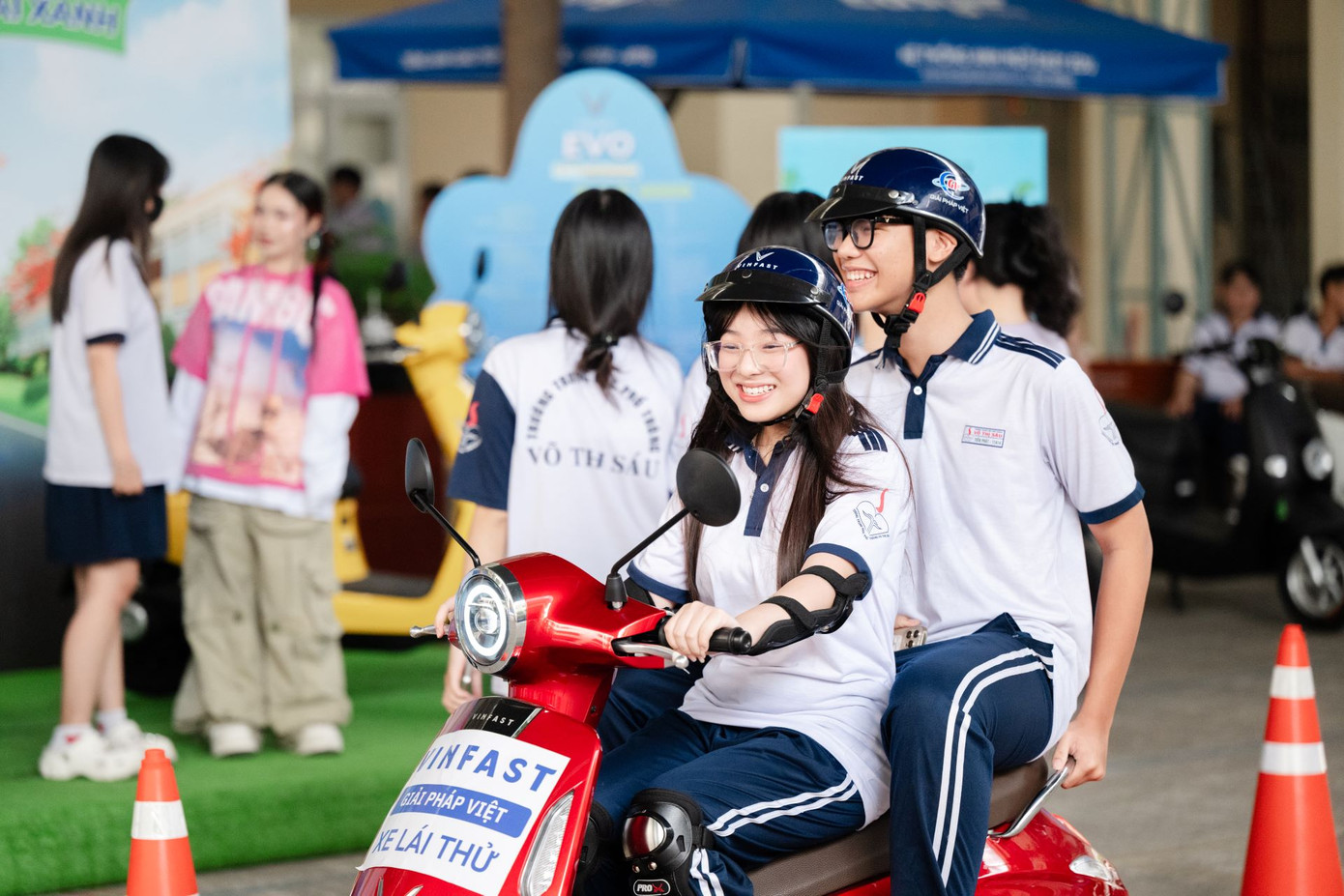 Trực tiếp lái thử Evo Lite Neo, nhiều em học sinh muốn đổi sang xe điện. Trực tiếp lái thử Evo Lite Neo, nhiều em học sinh muốn đổi sang xe điện.