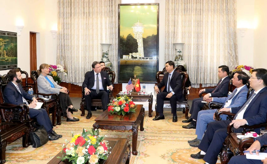 Toàn cảnh buổi làm việc của Đại sứ Hoa Kỳ tại Việt Nam Marc E. Knapper với Tỉnh ủy, UBND tỉnh Bình Thuận