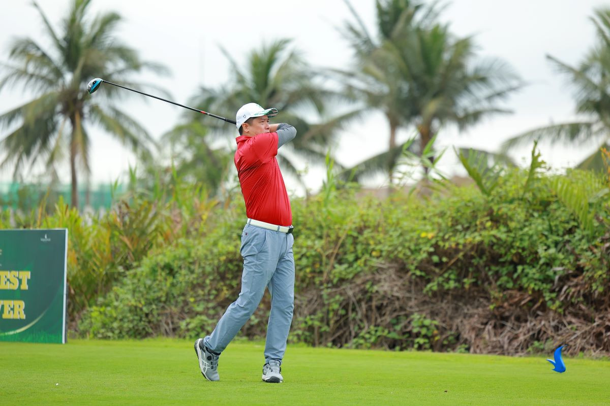 Ở Vũ Yên, anh Quang Bảo có thể ra sân golf cả vào buổi tối vì 27/36 hố được chiếu sáng ban đêm