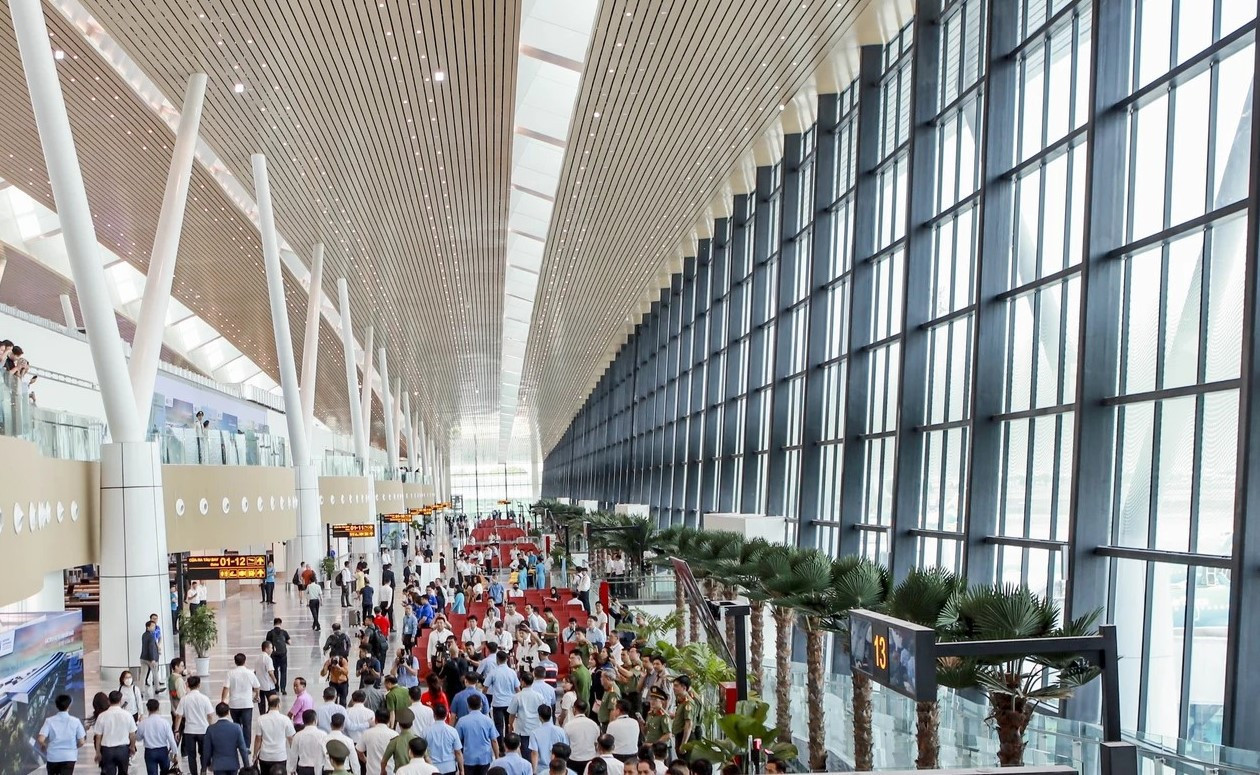 Ống thép Hòa Phát đã cung cấp đúng tiến độ 2.400 tấn các chủng loại ống tròn đường kính cỡ lớn, ống tôn mạ kẽm… chất lượng hàng đầu, góp phần đưa Công trình nhà ga hành khách T3 về đích sớm hơn dự kiến