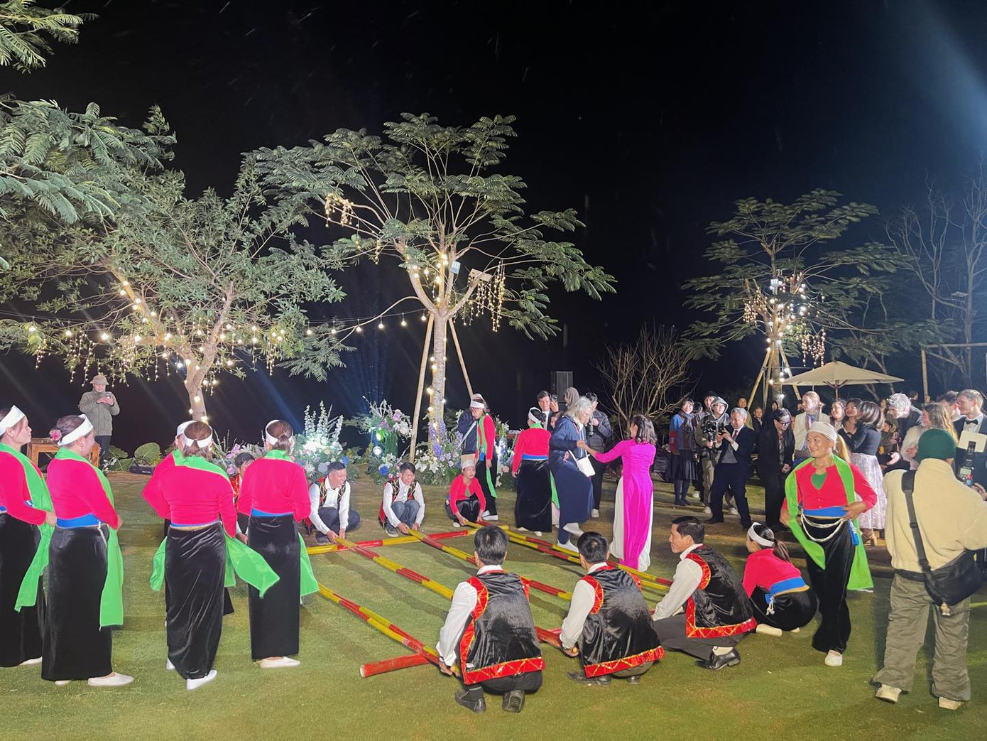 Đà Bắc như Vịnh Hạ Long trên cạn ở lưng chừng núi thu hút lượng khách tăng gấp 3 lần trong 5 năm trở lại đây Đà Bắc như Vịnh Hạ Long trên cạn ở lưng chừng núi thu hút lượng khách tăng gấp 3 lần trong 5 năm trở lại đây