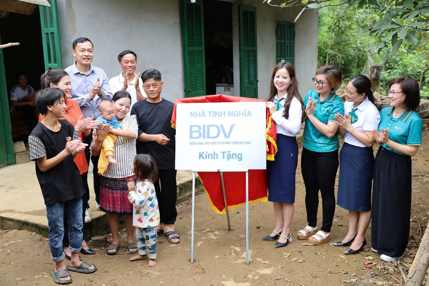 Gia đình anh Sùng A Lù, chị Giàng Thị Lề vui mừng nhận được nhà mới