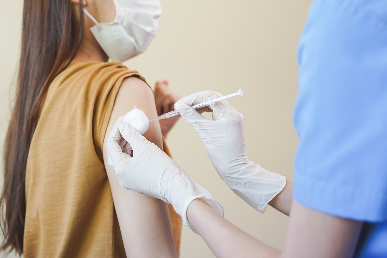 Tiêm phòng là cách bảo vệ sức khỏe tốt nhất cho thanh thiếu niên. Ảnh: Vecteezy