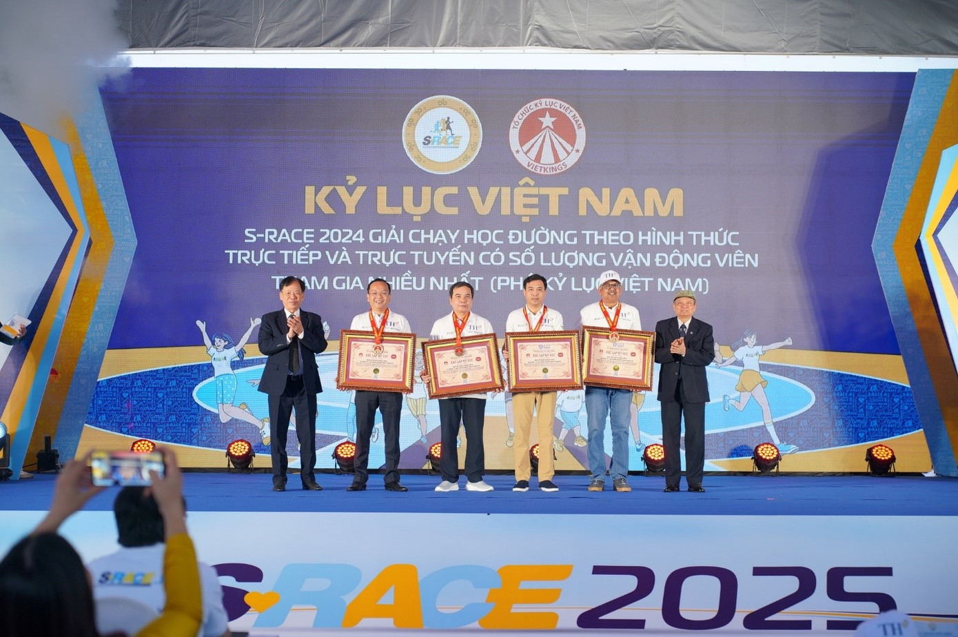 Tiến sĩ Thang Văn Phúc - Nguyên Thứ trưởng Bộ Nội vụ, Chủ tịch TW Hội Kỷ lục gia Việt Nam; Tiến sĩ Lê Doãn Hợp - Nguyên Bộ trưởng Bộ Văn hóa - Thông tin, Chủ tịch Hội đồng Xác lập Tổ chức Kỷ lục Việt Nam đại diện trao bằng xác lập Kỷ lục đến đại diện Ban tổ chức S-Race 2024 và đại diện Tập đoàn TH Tiến sĩ Thang Văn Phúc - Nguyên Thứ trưởng Bộ Nội vụ, Chủ tịch TW Hội Kỷ lục gia Việt Nam; Tiến sĩ Lê Doãn Hợp - Nguyên Bộ trưởng Bộ Văn hóa - Thông tin, Chủ tịch Hội đồng Xác lập Tổ chức Kỷ lục Việt Nam đại diện trao bằng xác lập Kỷ lục đến đại diện Ban tổ chức S-Race 2024 và đại diện Tập đoàn TH
