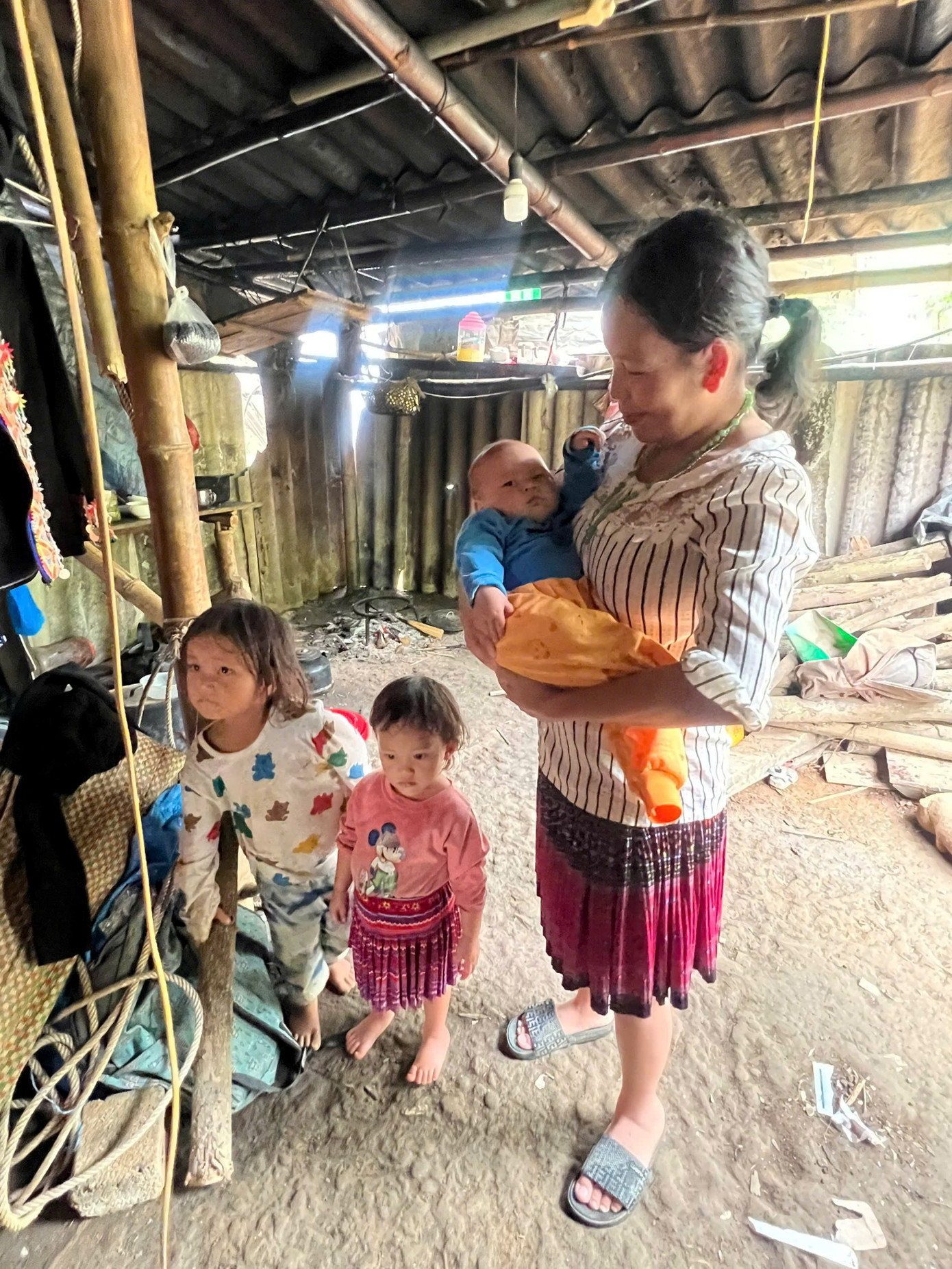 Chị Giàng Thị Lề và các con trong căn nhà cũ