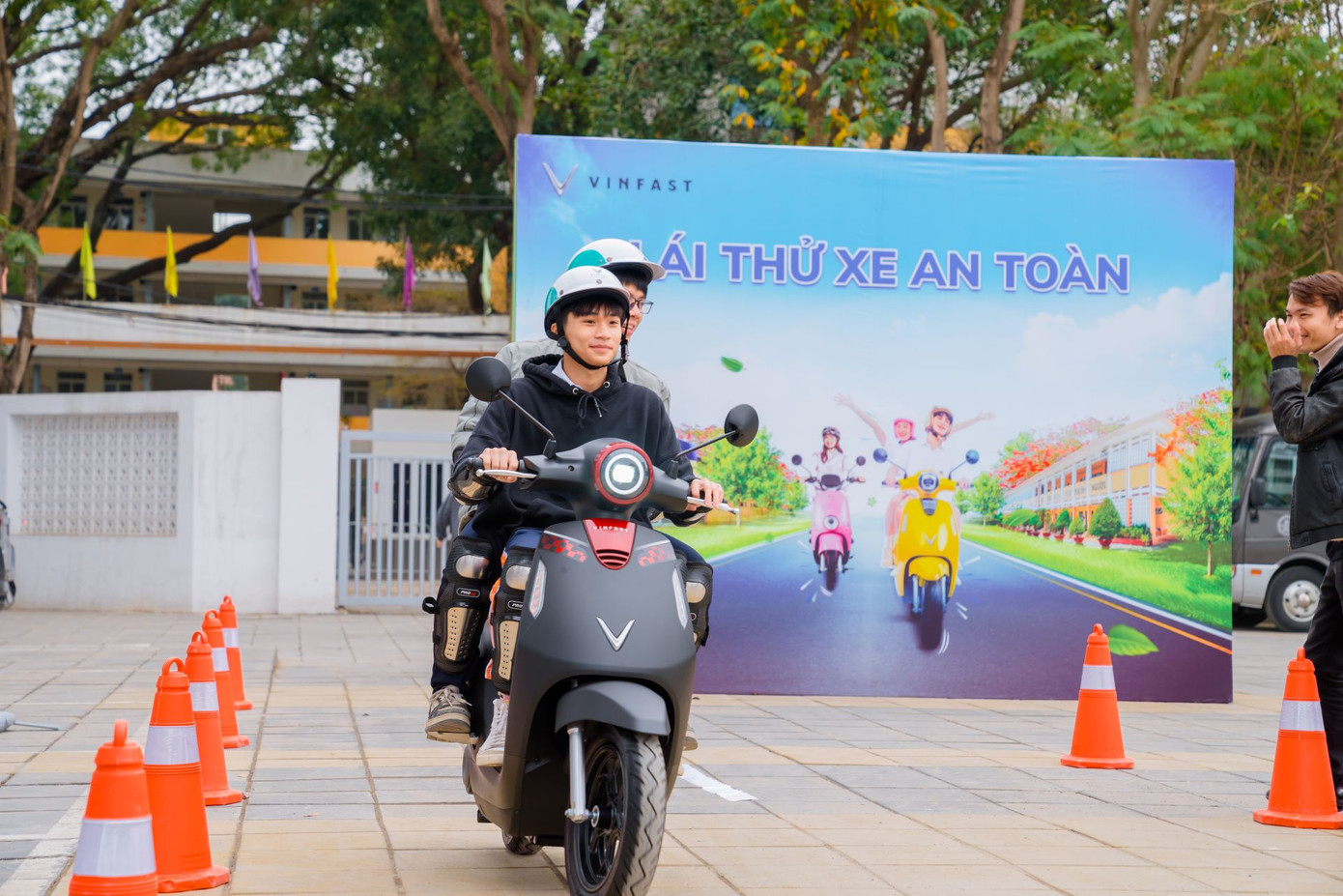 Tại sự kiện “Phủ Xanh Trường Học”, các em học sinh được trải nghiệm xe máy điện trong điều kiện an toàn. Tại sự kiện “Phủ Xanh Trường Học”, các em học sinh được trải nghiệm xe máy điện trong điều kiện an toàn.