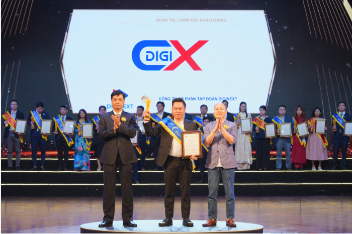 Ông Đào Giang Nam – Chủ tịch HĐQT kiêm Tổng Giám đốc Công ty Cổ phần Tập đoàn Diginext tại lễ trao giải dịch vụ tổng đài DigiCX – Hạng mục Quản trị chăm sóc khách hàng Ông Đào Giang Nam – Chủ tịch HĐQT kiêm Tổng Giám đốc Công ty Cổ phần Tập đoàn Diginext tại lễ trao giải dịch vụ tổng đài DigiCX – Hạng mục Quản trị chăm sóc khách hàng