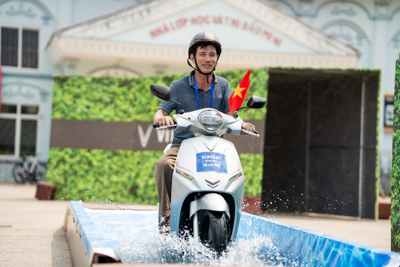 Khả năng “lội nước” băng băng của xe máy điện VinFast gây bất ngờ cho những khách hàng tham gia sự kiện