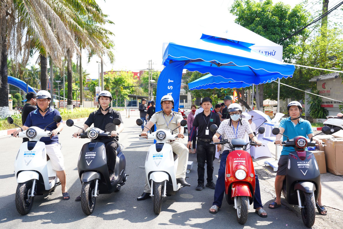 Nhiều người dân Bình Dương và người lao động làm việc tại Khu công nghiệp Đồng An I đã có mặt ở sự kiện từ sớm để trải nghiệm các mẫu xe máy điện VinFast. Nhiều người dân Bình Dương và người lao động làm việc tại Khu công nghiệp Đồng An I đã có mặt ở sự kiện từ sớm để trải nghiệm các mẫu xe máy điện VinFast.