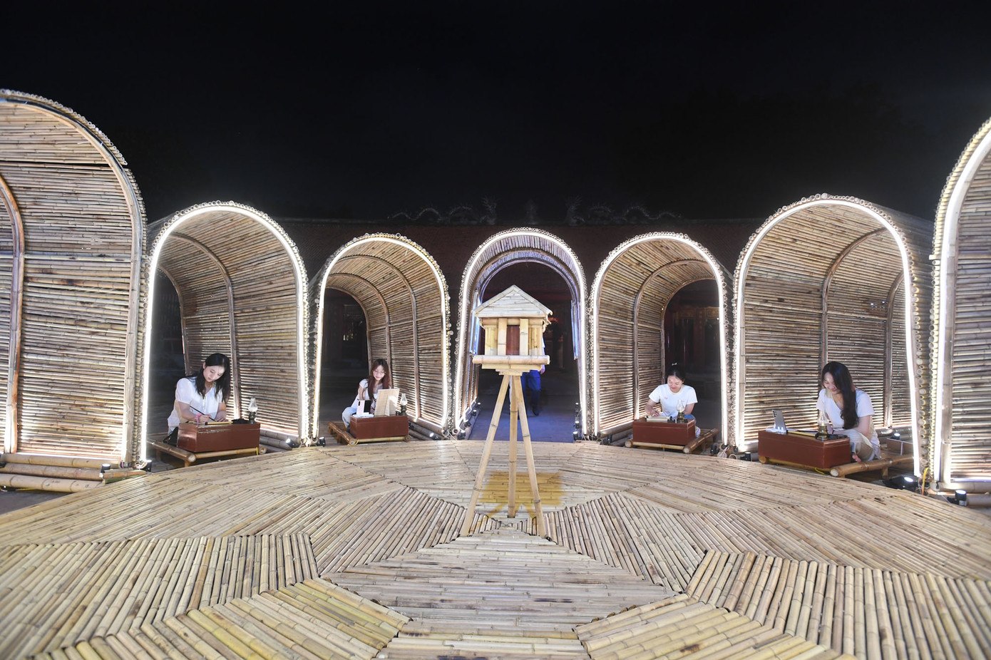 Người trẻ hóa thân thành sĩ tử, trạng nguyên