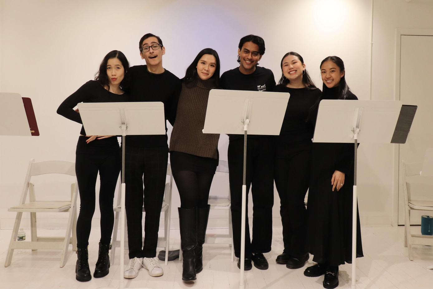 Đạo diễn trẻ Lê Diệu My (người thứ 3 từ trái sang) cùng các cộng sự của mình