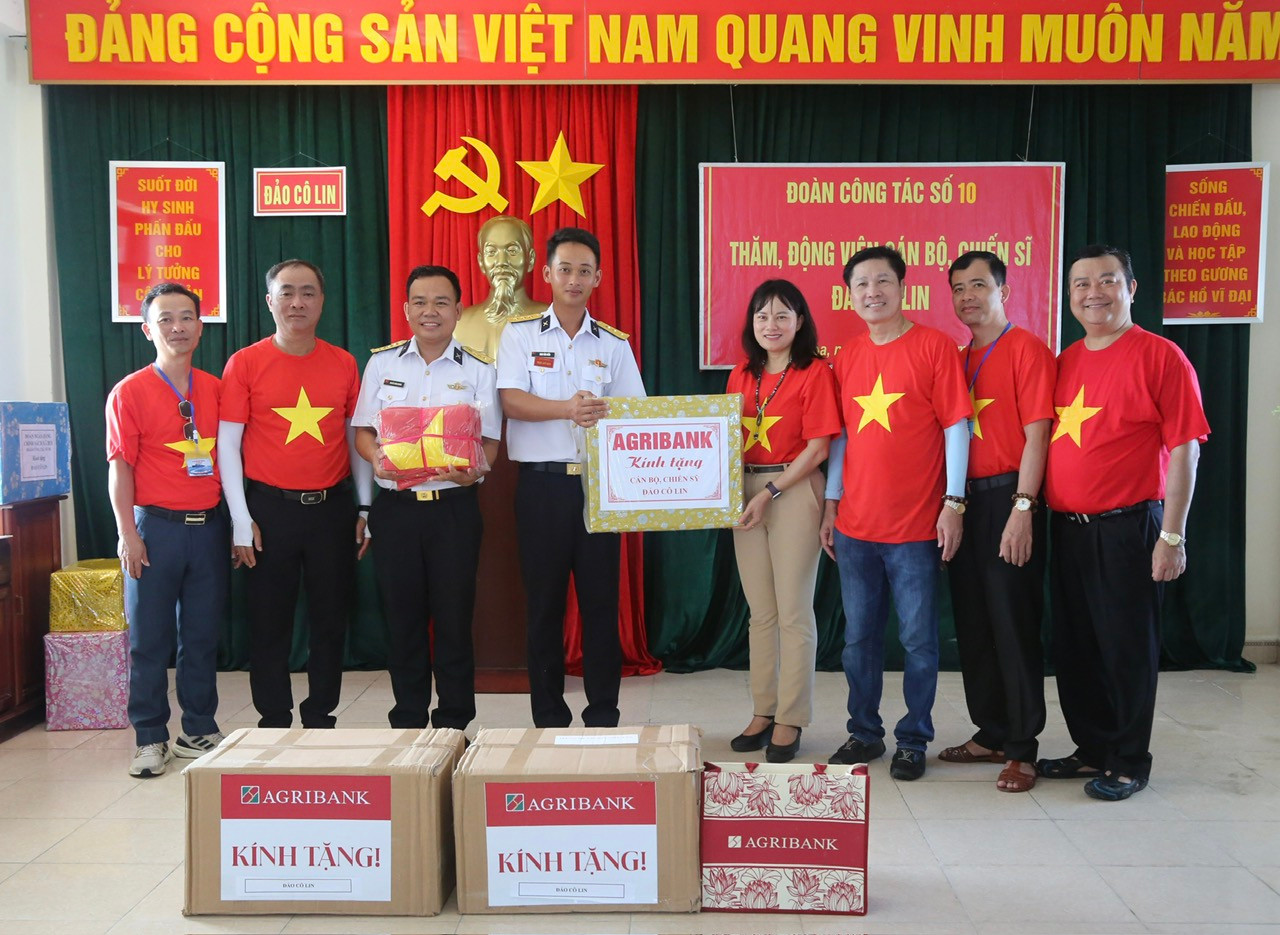 Phó Tổng Giám đốc Agribank Phùng Thị Bình - đại diện đoàn công tác Agribank trao tặng quà cho các chiến sĩ trên đảo Cô Lin Phó Tổng Giám đốc Agribank Phùng Thị Bình - đại diện đoàn công tác Agribank trao tặng quà cho các chiến sĩ trên đảo Cô Lin