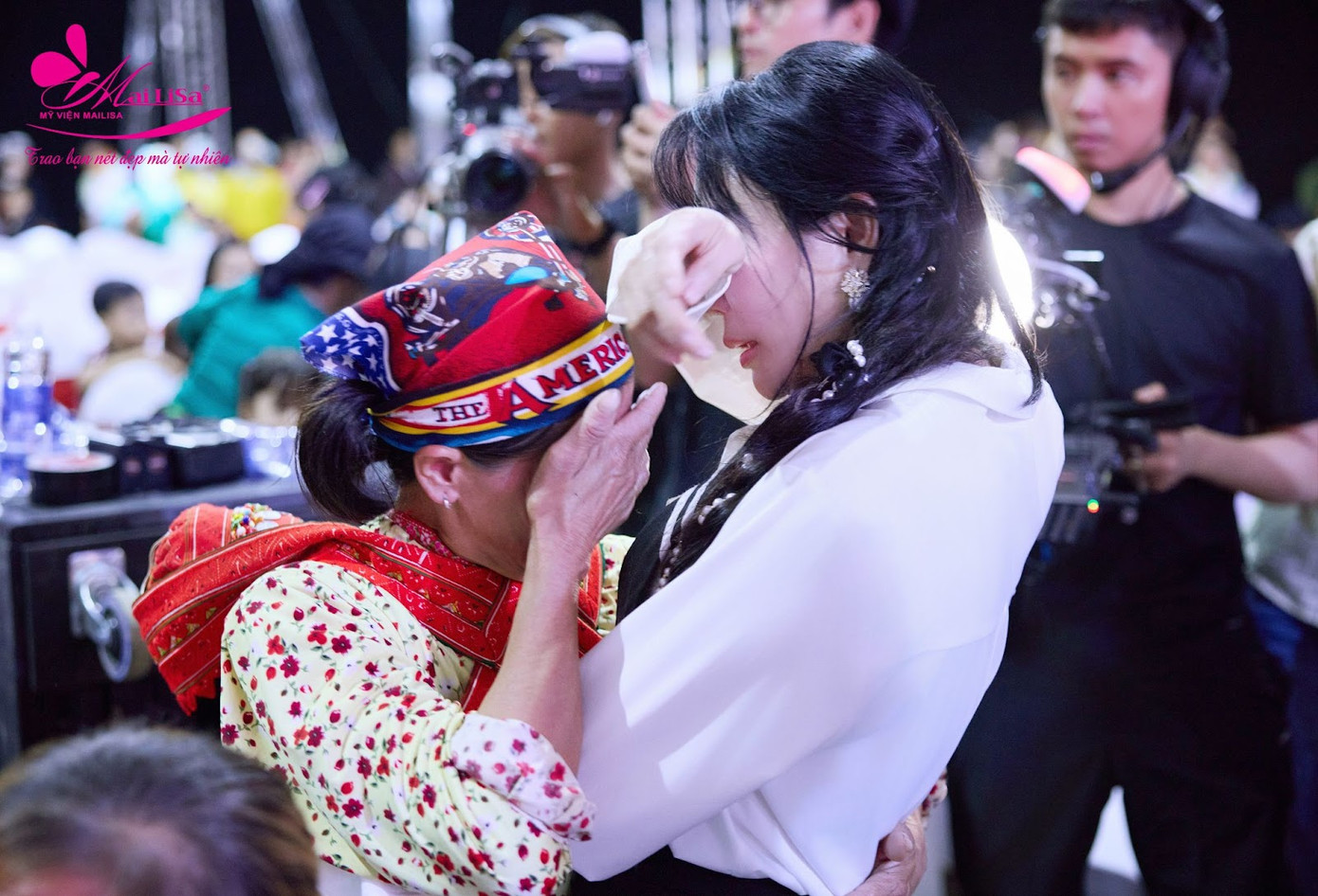 Tổng giám đốc Phan Thị Mai và người dân vô cùng xúc động trước giây phút trao nhà tình thương