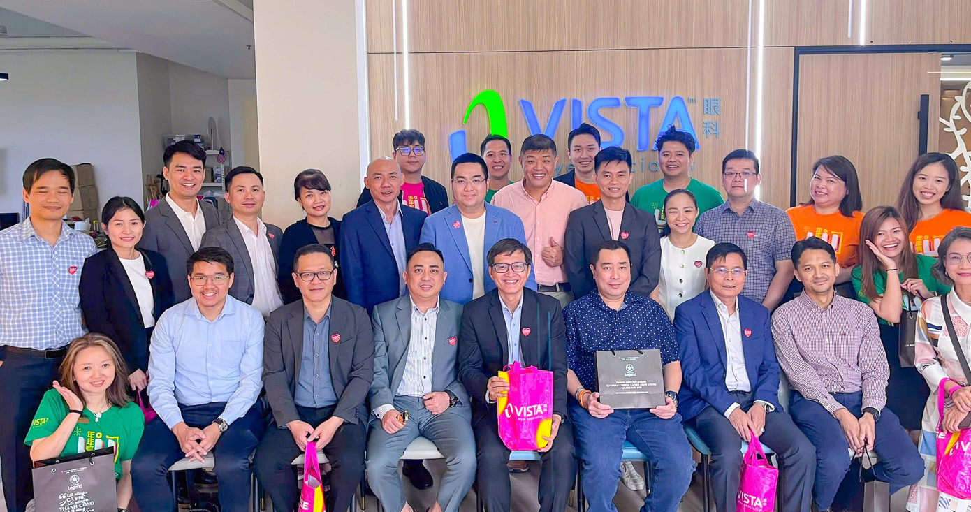 Các bác sĩ của Bệnh viện Mắt Sài Gòn trong chương trình huấn luyện tại Bệnh viện Mắt Vista Malaysia