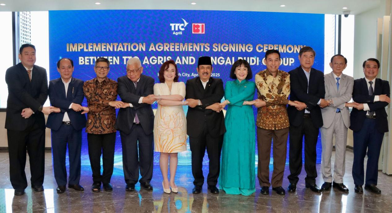 Bộ trưởng Bộ Kế hoạch Phát triển Quốc gia Indonesia - ông Rachmat Pambudy, các lãnh đạo cấp cao và đại diện hai tập đoàn TTC AgriS, Sungai Budi