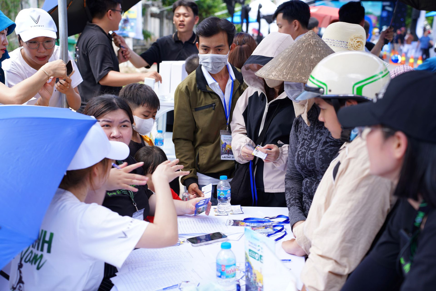 Nhiều khách hàng quyết định mua xe ngay tại sự kiện. Nhiều khách hàng quyết định mua xe ngay tại sự kiện.