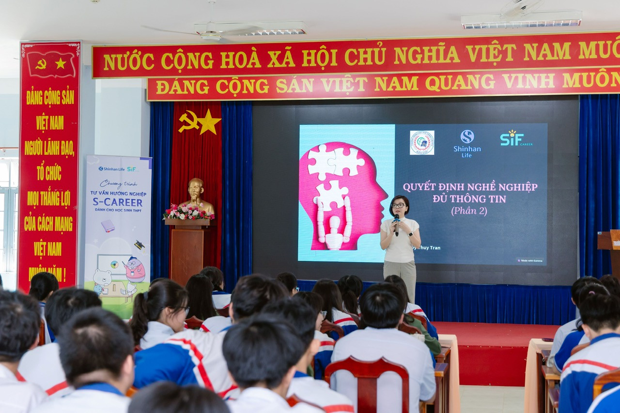 Chuyên gia từ Shinhan Life Việt Nam chia sẻ kinh nghiệm làm việc thực tế trong môi trường Doanh nghiệp cho các em học sinh.