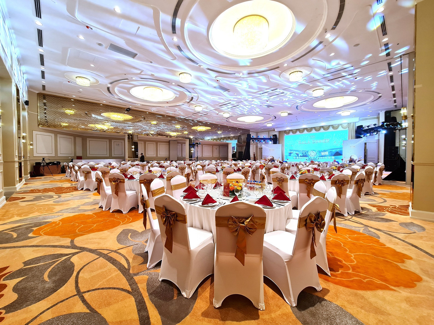 Phòng hội nghị tại Legend Valley Hotel có sức chứa hàng trăm khách, sở hữu đầy đủ trang thiết bị hiện đại Phòng hội nghị tại Legend Valley Hotel có sức chứa hàng trăm khách, sở hữu đầy đủ trang thiết bị hiện đại