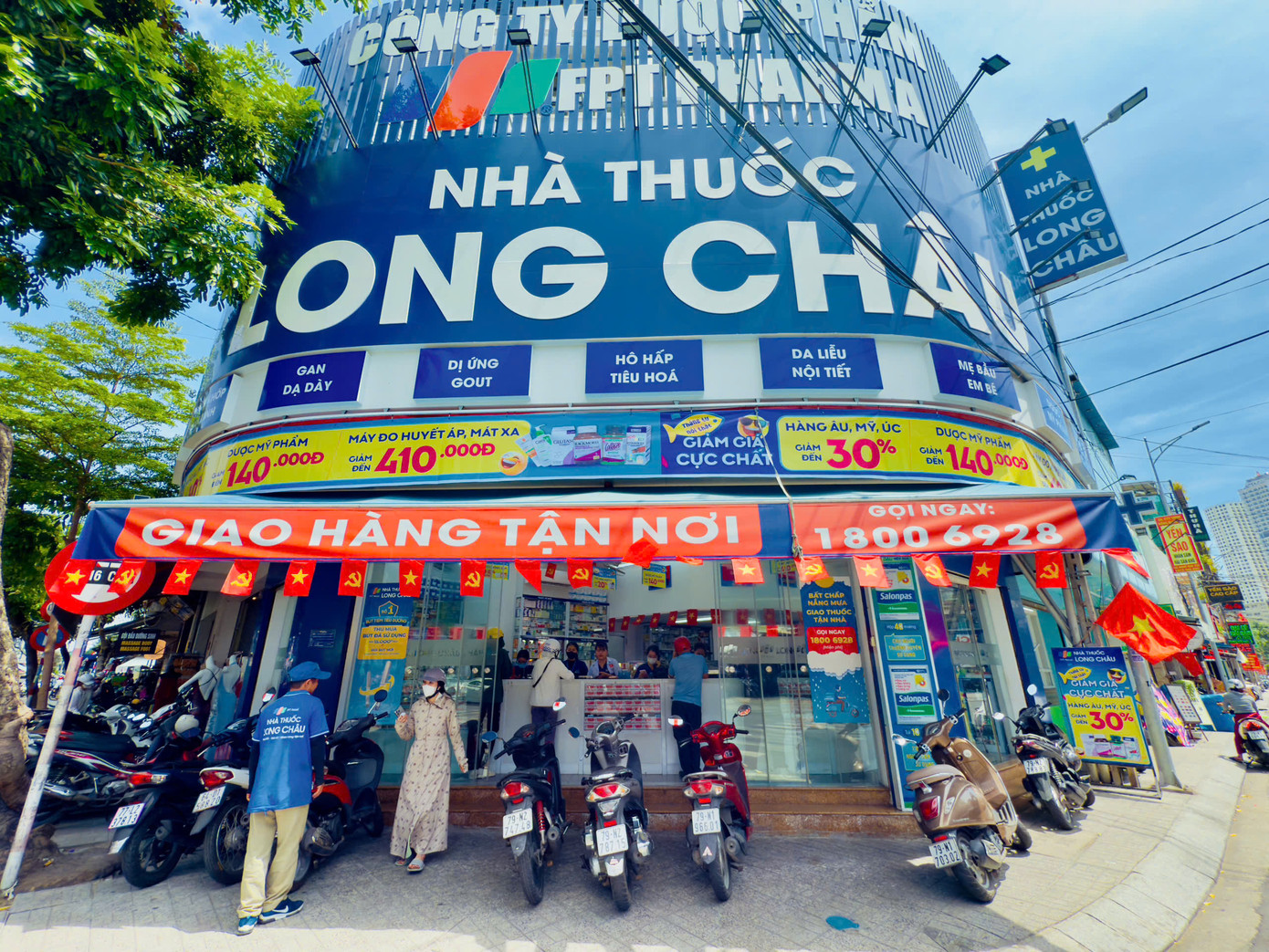 Hệ thống nhà thuốc Long Châu trên cả nước đồng loạt "nhuộm đỏ" với cờ Tổ quốc