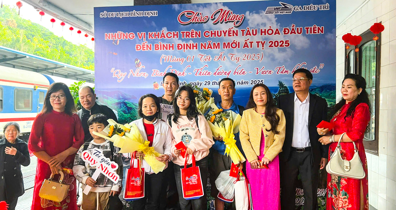 Thời gian qua, Bình Định dành nhiều sự ưu ái cho khách du lịch đến tỉnh bằng đường sắt. Thời gian qua, Bình Định dành nhiều sự ưu ái cho khách du lịch đến tỉnh bằng đường sắt.