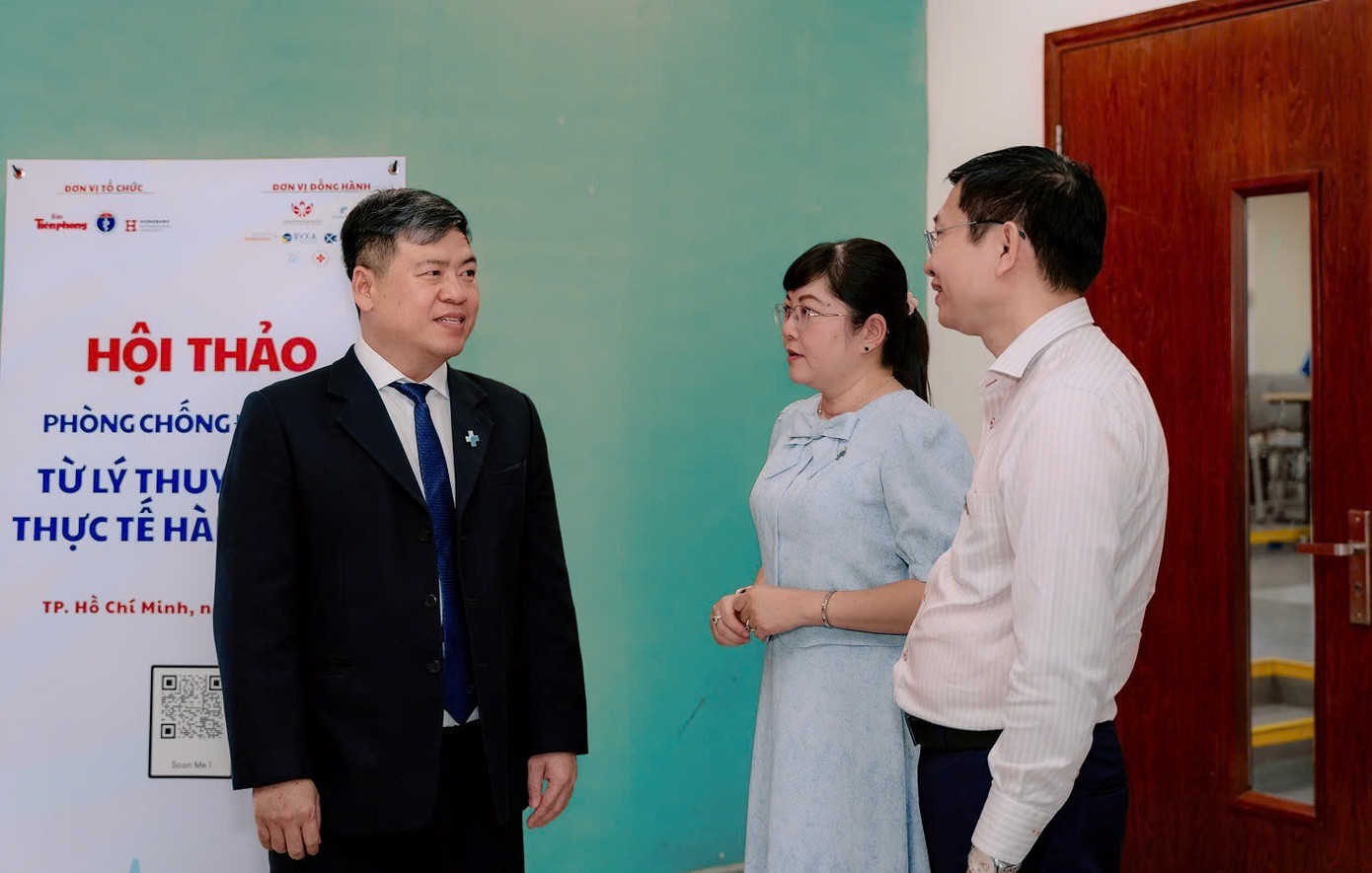 Các bác sĩ Hoàn Mỹ trao đổi tại hội thảo ngày 20/04. Ảnh: HM