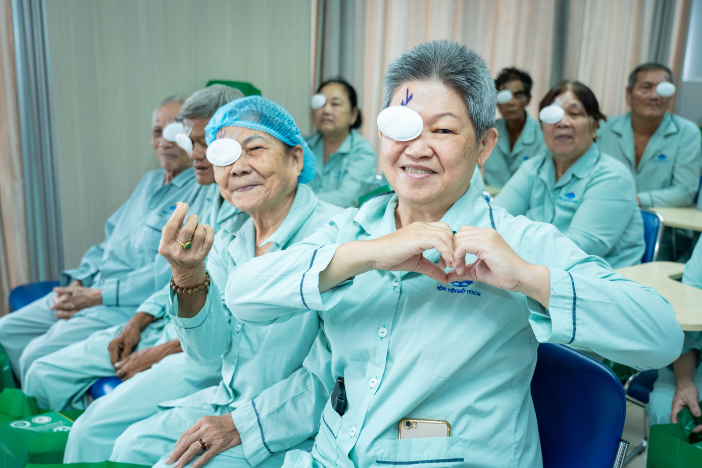 Cũng trong sáng 02/4/2025, 100 bệnh nhân có hoàn cảnh khó khăn ở TP.HCM và các tỉnh lân cận đã có mặt tại Bệnh viện Mắt TP.HCM từ sáng sớm để thực hiện phẫu thuật mắt miễn phí.