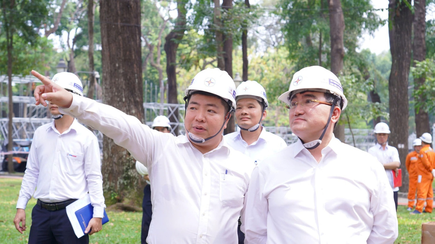 Phó tổng giám đốc EVNHCMC Luân Quốc Hưng trình bày với đoàn công tác của Tập đoàn tại hiện trường ngày 9/4.