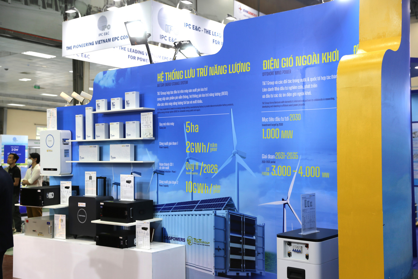 Gian hàng của T&amp;T Group trưng bày mô hình sản phẩm pin lưu trữ năng lượng mới với tế bào pin ứng dụng công nghệ hiện đại, đáp ứng nhu cầu lưu trữ năng lượng quy mô lớn
