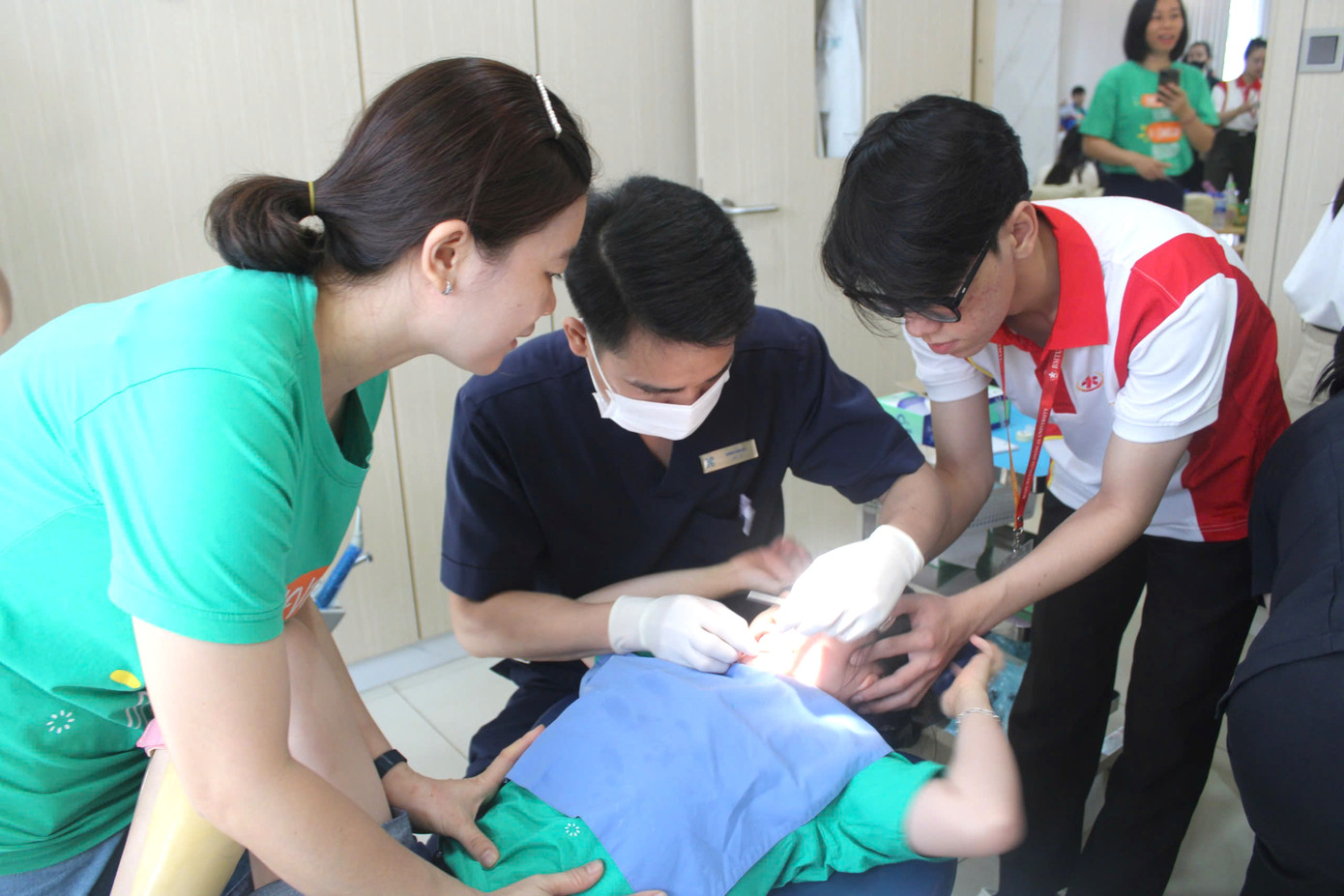 Các bệnh nhân được thăm khám, điều trị và tư vấn miễn phí. Các bệnh nhân được thăm khám, điều trị và tư vấn miễn phí.