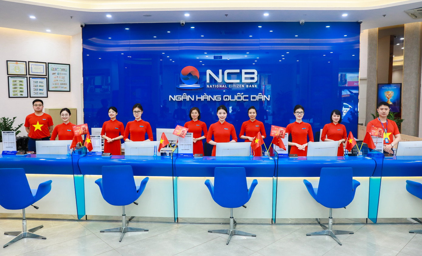 Không khí tự hào dân tộc tràn ngập các điểm giao dịch của NCB dịp này Không khí tự hào dân tộc tràn ngập các điểm giao dịch của NCB dịp này
