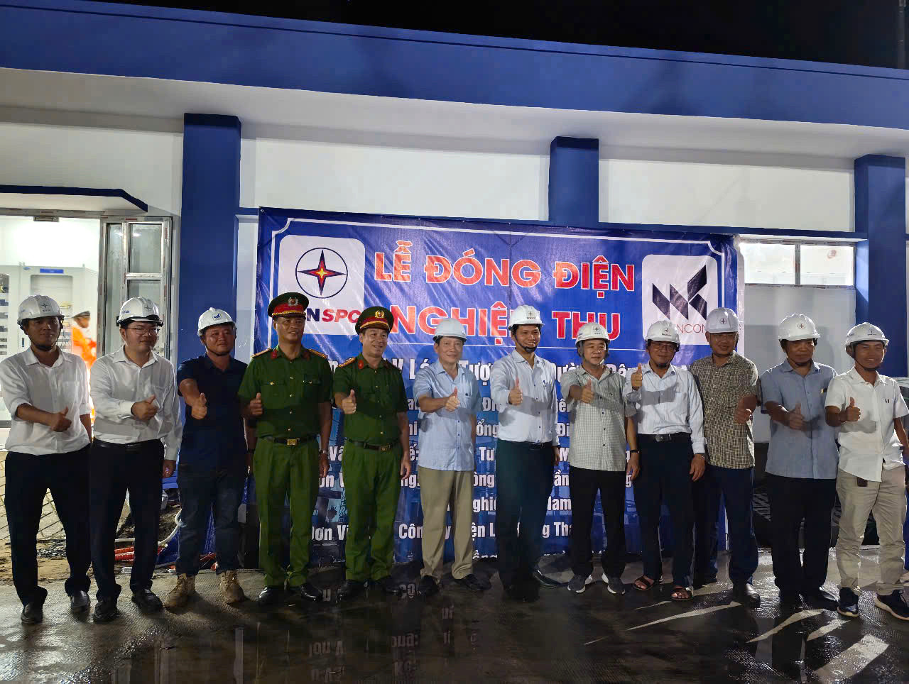 Các đơn vị vui mừng khi công trình Trạm biến áp 110kV Thanh Bình và đường dây đấu nối tỉnh Đồng Tháp hoàn thành đóng điện sau gần 5 tháng thi công. Các đơn vị vui mừng khi công trình Trạm biến áp 110kV Thanh Bình và đường dây đấu nối tỉnh Đồng Tháp hoàn thành đóng điện sau gần 5 tháng thi công.