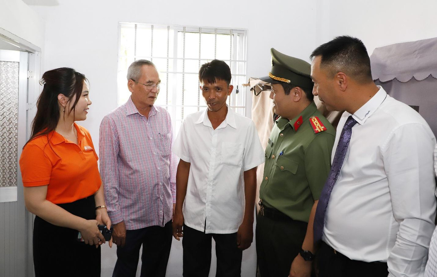 Lãnh đạo Bộ Công an, lãnh đạo tỉnh Bạc Liêu cùng đại diện Ngân hàng SHB thăm hỏi, trao nhà cho các hộ gia đình. Lãnh đạo Bộ Công an, lãnh đạo tỉnh Bạc Liêu cùng đại diện Ngân hàng SHB thăm hỏi, trao nhà cho các hộ gia đình.